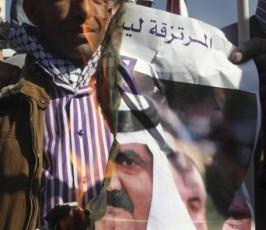 بالصور : أنصار فتح برام الله يحرقون صورا لامير قطر ومدير الجزيرة وضاح خنفر