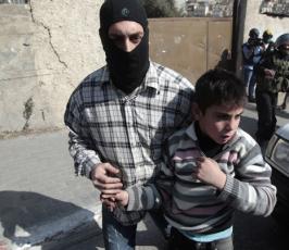 بالصور: الشرطة الإسرائلية تعتقل شبان فلسطينيين بمواجهات بالقدس المحتلة