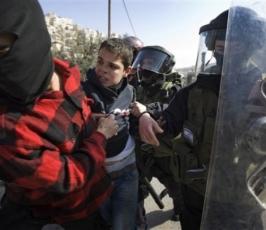 بالصور: الشرطة الإسرائلية تعتقل شبان فلسطينيين بمواجهات بالقدس المحتلة
