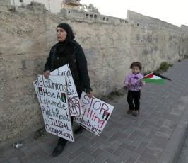 بالصور: الشرطة الإسرائلية تعتقل شبان فلسطينيين بمواجهات بالقدس المحتلة