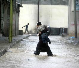 بالصور:أمطار غزيرة تسقط على قطاع غزة