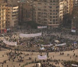 بالصور : أحداث دامية في ساحة ميدان التحرير توقع قتلى وجرحى