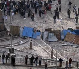 بالصور : أحداث دامية في ساحة ميدان التحرير توقع قتلى وجرحى
