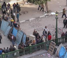 بالصور : أحداث دامية في ساحة ميدان التحرير توقع قتلى وجرحى