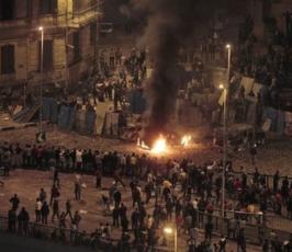 بالصور : أحداث دامية في ساحة ميدان التحرير توقع قتلى وجرحى
