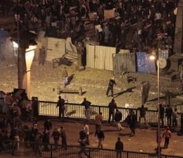 بالصور : أحداث دامية في ساحة ميدان التحرير توقع قتلى وجرحى