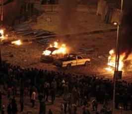 بالصور : أحداث دامية في ساحة ميدان التحرير توقع قتلى وجرحى