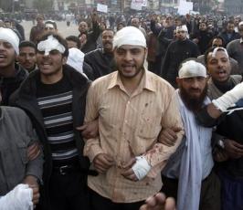 بالصور : أحداث دامية في ساحة ميدان التحرير توقع قتلى وجرحى