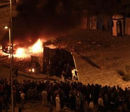 بالصور : أحداث دامية في ساحة ميدان التحرير توقع قتلى وجرحى
