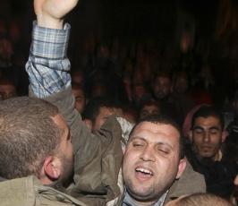 بالصور : القيادي في القسام أيمن نوفل يصل غزة بعد اعتقال دام 3 سنوات في مصر