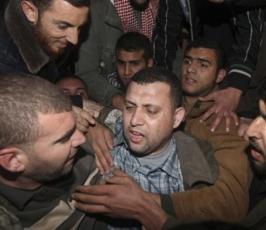 بالصور : القيادي في القسام أيمن نوفل يصل غزة بعد اعتقال دام 3 سنوات في مصر