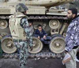 بالصور: شباب الثورة ينامون تحت الدبابات لضمان عدم انسحاب الجش المصري
