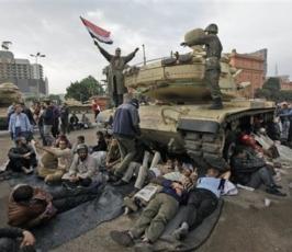 بالصور: شباب الثورة ينامون تحت الدبابات لضمان عدم انسحاب الجش المصري