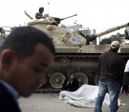 بالصور: شباب الثورة ينامون تحت الدبابات لضمان عدم انسحاب الجش المصري
