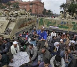 بالصور: شباب الثورة ينامون تحت الدبابات لضمان عدم انسحاب الجش المصري