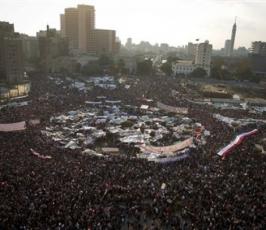 بالصور : استمرار التظاهرات في ميدان التحرير ضد نظام الحكم في مصر