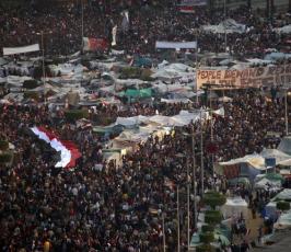 بالصور : استمرار التظاهرات في ميدان التحرير ضد نظام الحكم في مصر