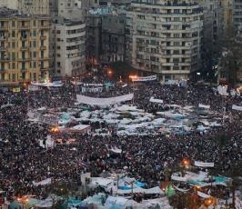 بالصور : استمرار التظاهرات في ميدان التحرير ضد نظام الحكم في مصر