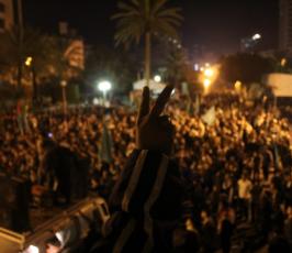 بالصور : فرحة عارمة في شوارع غزة بانتصار ثورة الشباب المصري وتنحي «  مبارك »