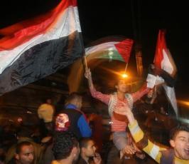 بالصور : فرحة عارمة في شوارع غزة بانتصار ثورة الشباب المصري وتنحي «  مبارك »