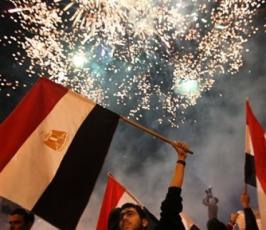 بالصور : فرحة عارمة في شوارع غزة بانتصار ثورة الشباب المصري وتنحي «  مبارك »