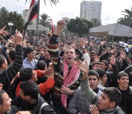 بالصور: غزة تخرج بمظاهرات لتبارك نجاح ثورة الشعب المصرى 