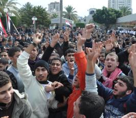 بالصور: غزة تخرج بمظاهرات لتبارك نجاح ثورة الشعب المصرى 