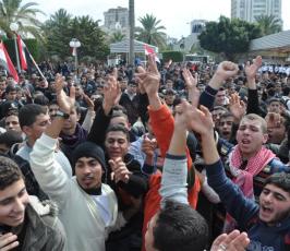 بالصور: غزة تخرج بمظاهرات لتبارك نجاح ثورة الشعب المصرى 