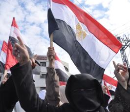 بالصور: غزة تخرج بمظاهرات لتبارك نجاح ثورة الشعب المصرى 
