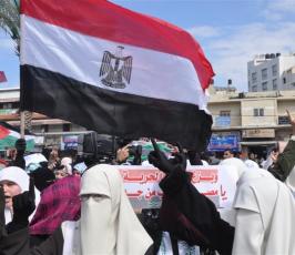 بالصور: غزة تخرج بمظاهرات لتبارك نجاح ثورة الشعب المصرى 