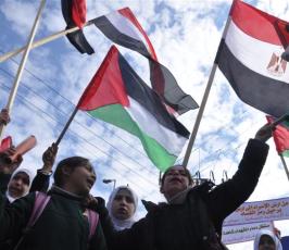 بالصور: غزة تخرج بمظاهرات لتبارك نجاح ثورة الشعب المصرى 
