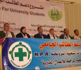بالصور :جمعية الرحمة تقدم مساعدات لطلبة الجامعات بغزة