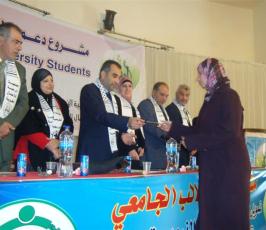 بالصور :جمعية الرحمة تقدم مساعدات لطلبة الجامعات بغزة
