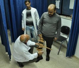 بالصور:معمل للأطراف الصناعية للمعاقين بغزة