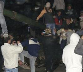 بالصور:الليبيون يواصلون تظاهرهم لإسقاط النظام