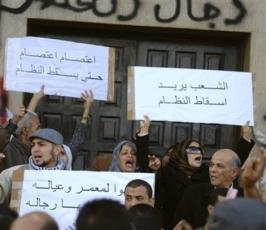 بالصور:الليبيون يواصلون تظاهرهم لإسقاط النظام