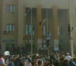 بالصور:الليبيون يواصلون تظاهرهم لإسقاط النظام