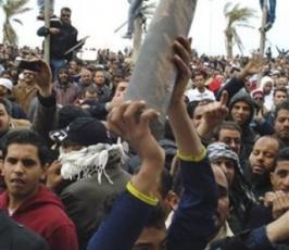 بالصور:الليبيون يواصلون تظاهرهم لإسقاط النظام