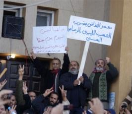 بالصور:الليبيون يواصلون تظاهرهم لإسقاط النظام