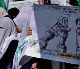 بالصور: طلبة الجامعات يخرجون بمسيرة تضامنية مع الشعب الليبي بغزة