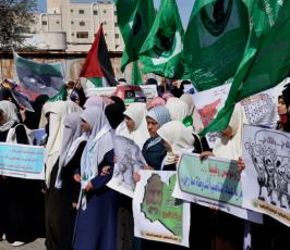 بالصور: طلبة الجامعات يخرجون بمسيرة تضامنية مع الشعب الليبي بغزة