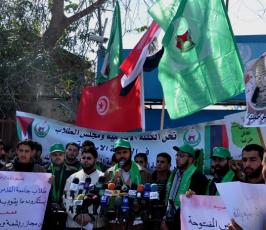 بالصور: طلبة الجامعات يخرجون بمسيرة تضامنية مع الشعب الليبي بغزة