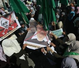 بالصور: طلبة الجامعات يخرجون بمسيرة تضامنية مع الشعب الليبي بغزة