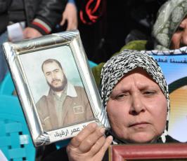 بالصور : مؤسسة مهجة القدس تنظم وقفة تضامنيةمع الأسيرين محمد الحسني واحمد أبو حصيرة 