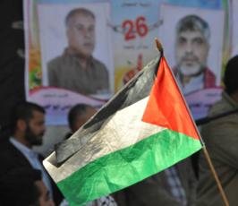 بالصور : مؤسسة مهجة القدس تنظم وقفة تضامنيةمع الأسيرين محمد الحسني واحمد أبو حصيرة 
