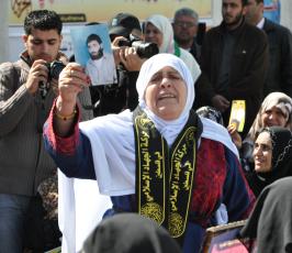 بالصور : مؤسسة مهجة القدس تنظم وقفة تضامنيةمع الأسيرين محمد الحسني واحمد أبو حصيرة 