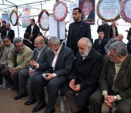 بالصور: رئيس الوزراء يعزى في وفاة أربكان في خيمة العزاء التي أُقيمت بغزة