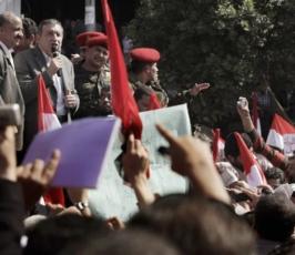 بالصور : رئيس الوزراء المصري الجديد عصام شرف وسط ميدان التحرير