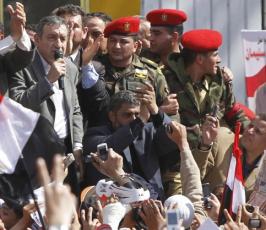 بالصور : رئيس الوزراء المصري الجديد عصام شرف وسط ميدان التحرير