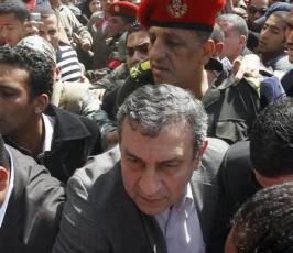 بالصور : رئيس الوزراء المصري الجديد عصام شرف وسط ميدان التحرير